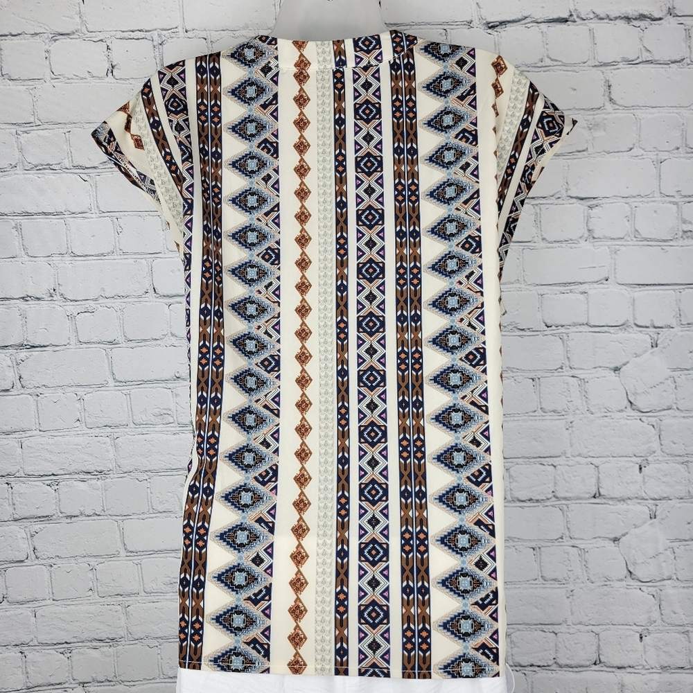 Size L Geometric Patterned Top - Picture 2 of 3